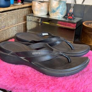 EUC CROCS Black Leather Dual Comfortable Flip Flop Sandals Size 10.